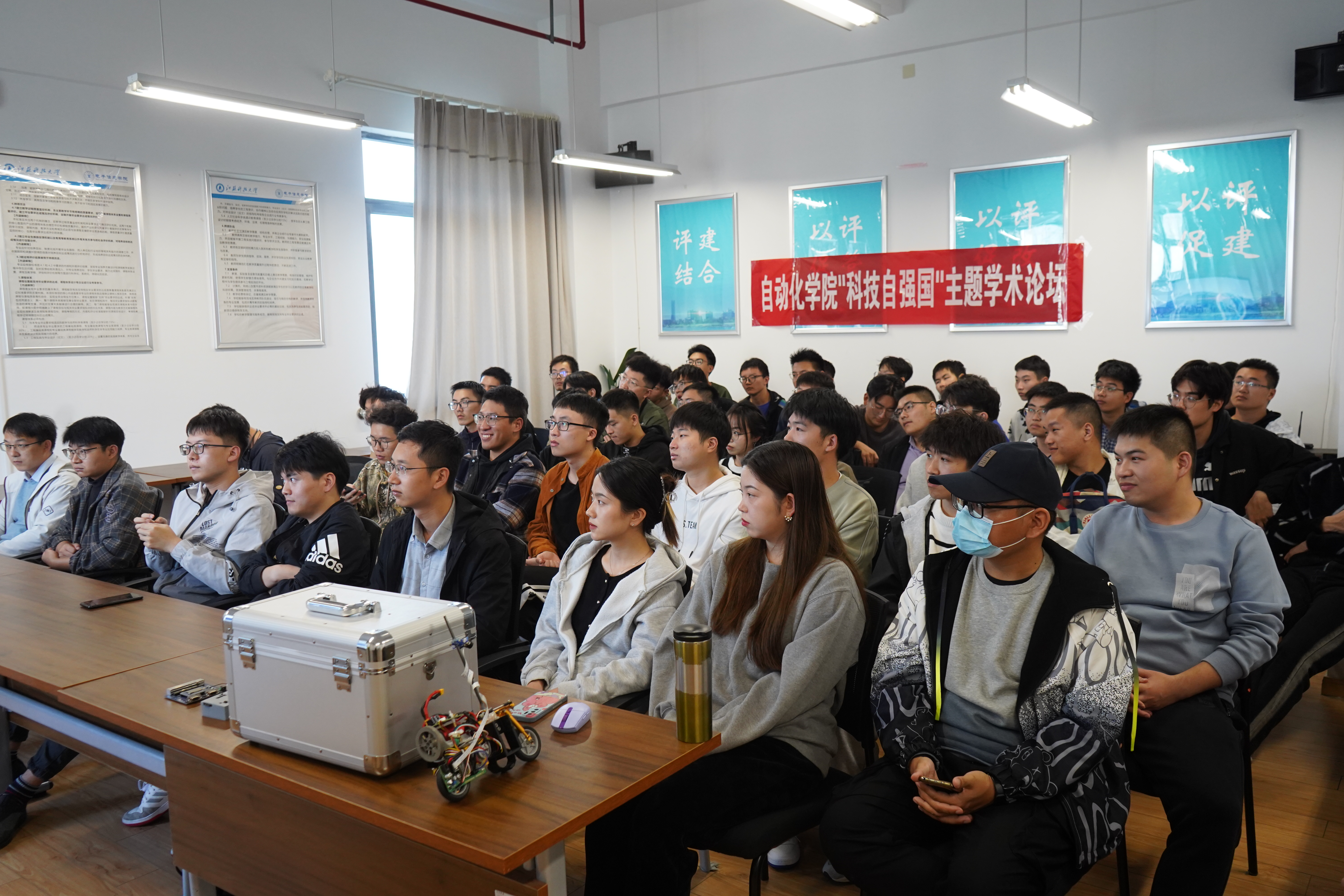 1666506803971999.jpg 图1 自动化学院开展科技学术论坛.JPG