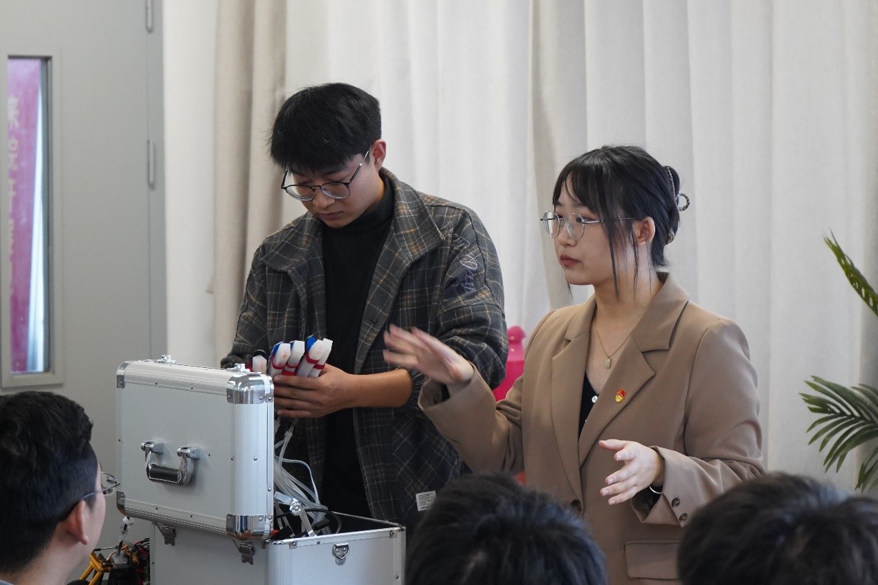 1666506837509146.jpg 图2 “伤残手软体康复机器人”展示.JPG