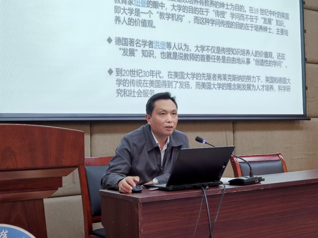 1634972109601598.jpg 图为韩斌老师作为主讲人开展“领航---开学第一课”.jpg