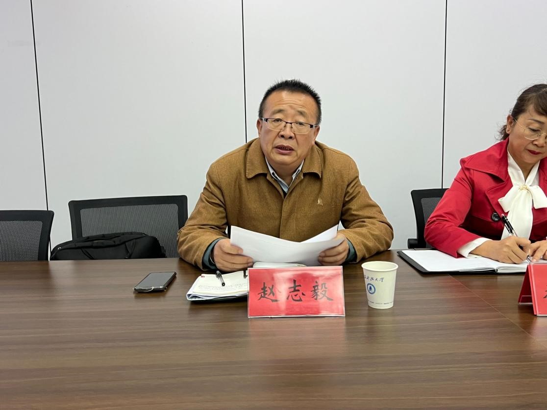 1700024585140161.jpg 赵志毅教授正在给教工们辅导.jpg