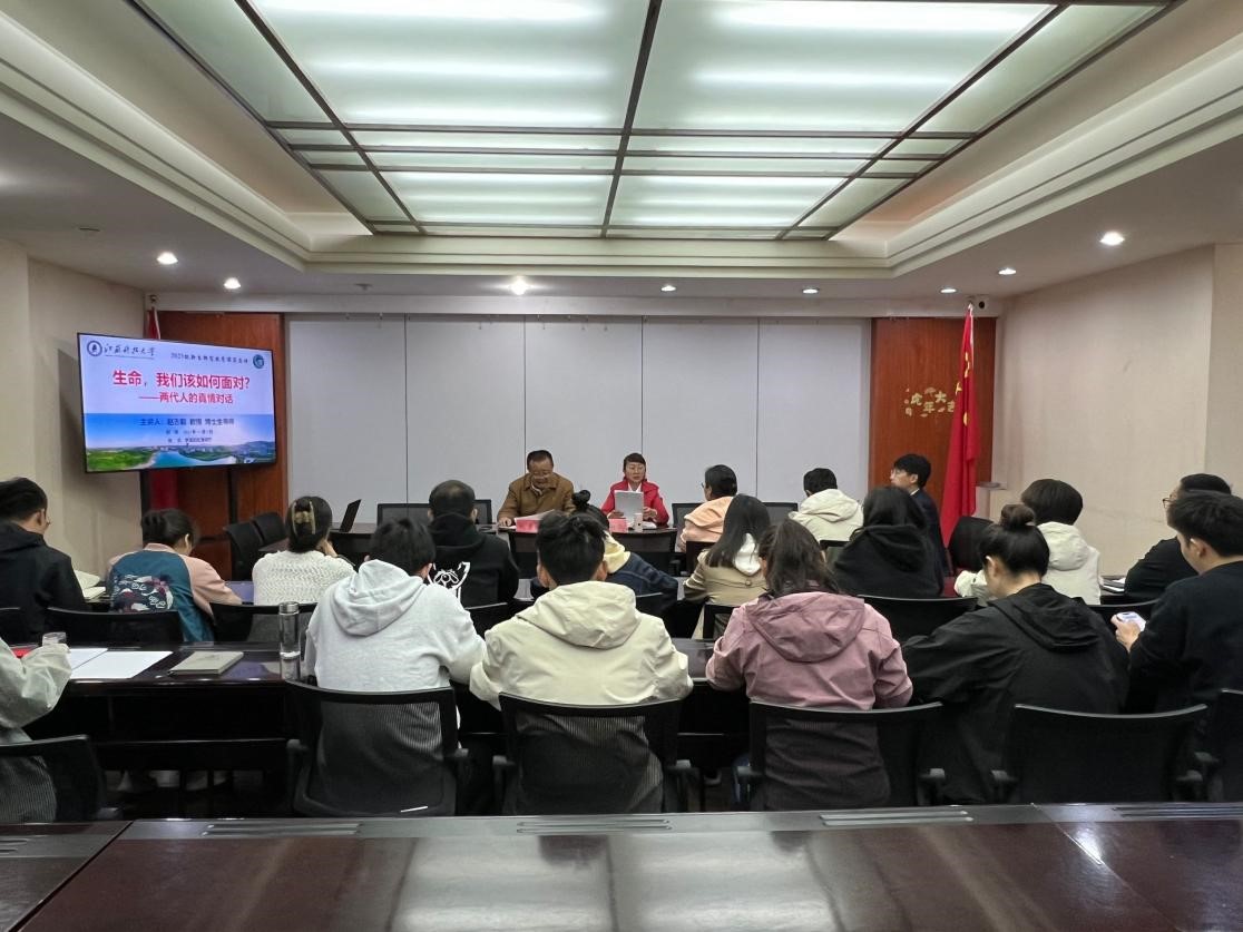 1700024594898815.jpg 教工们正在认真听讲.jpg