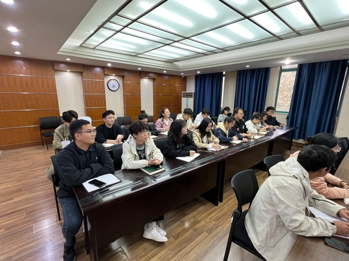 1700024600887148.jpg 教工们正在认真听讲(2).jpg