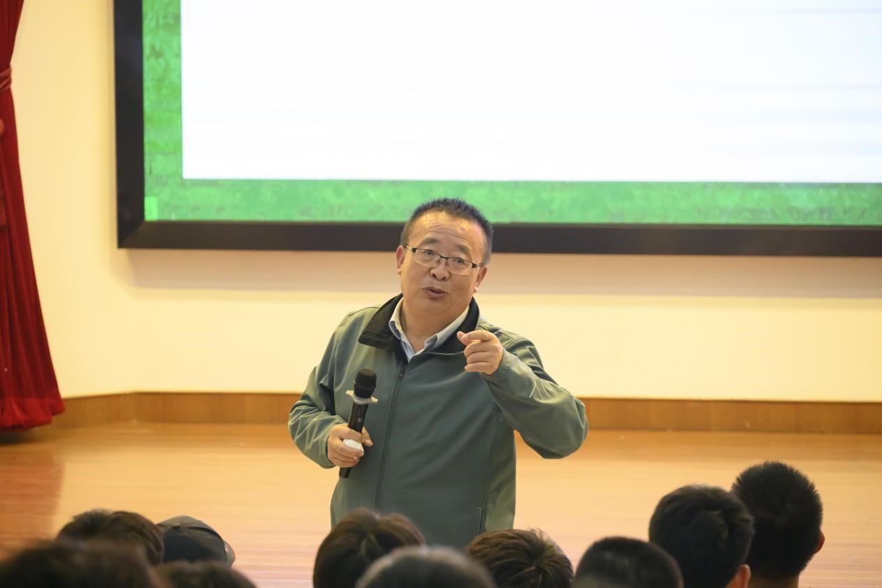 1700024693699582.jpg 赵志毅教授为同学们细心解答问题.jpg