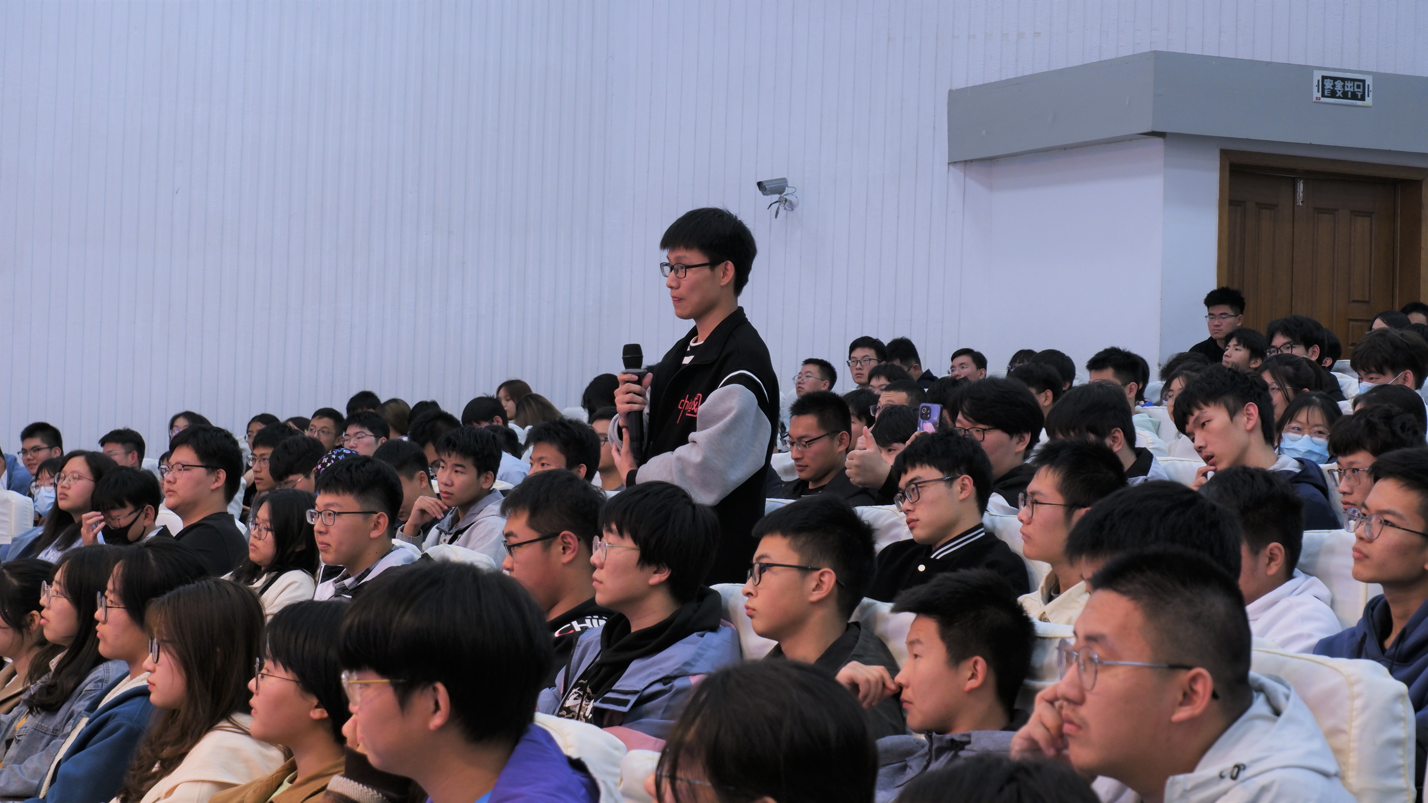 11 新生们认真聆听分享.JPG