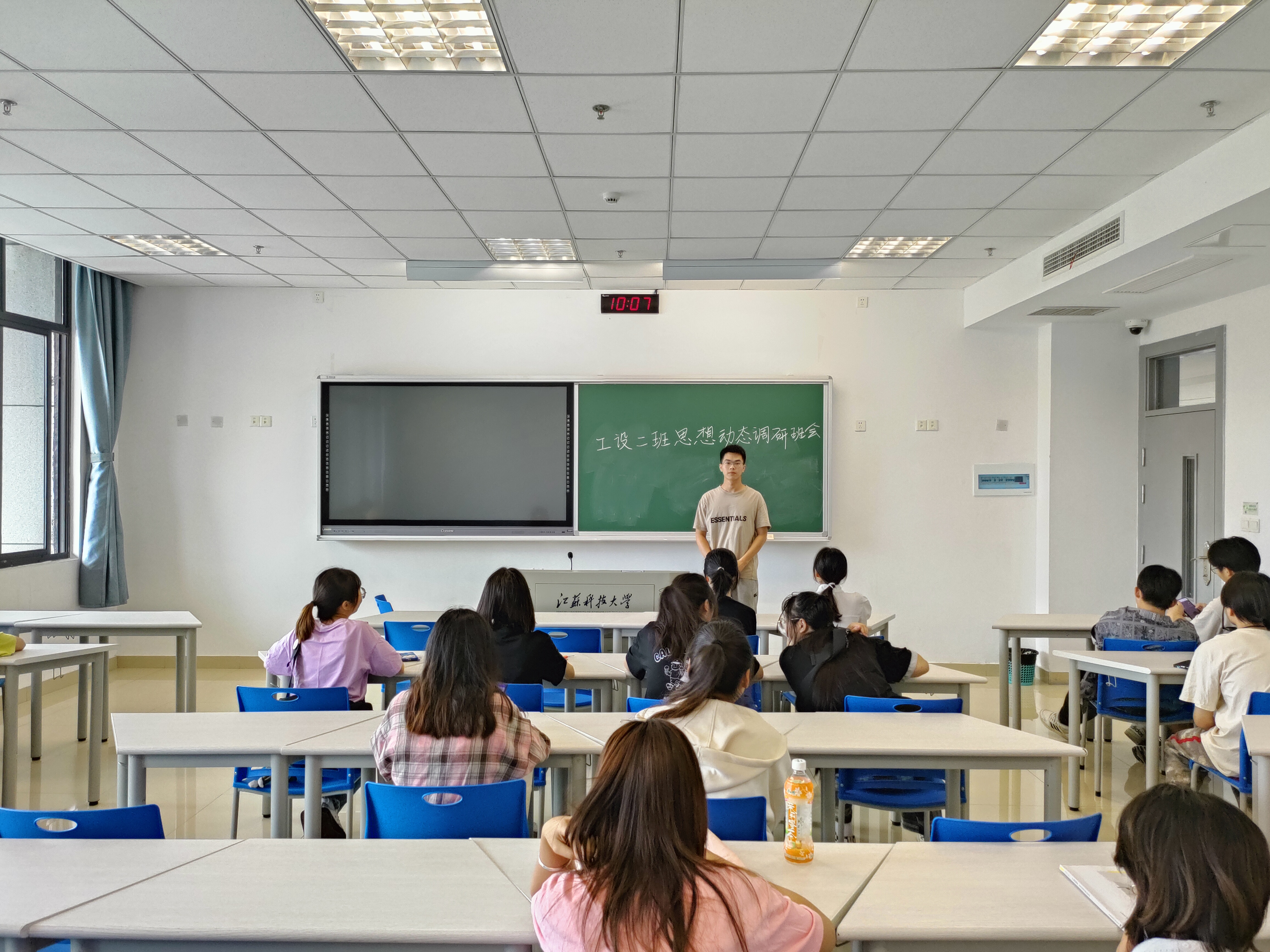 1663049353403882.jpg 主题班会3.jpg