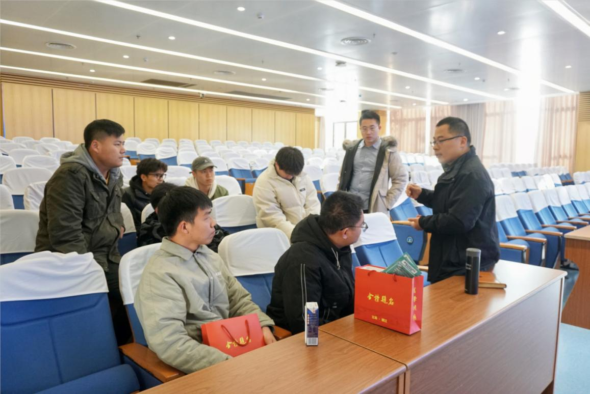 1638538537542681.png 图片8 粮食学院考研指导老师与同学们亲切交谈.png