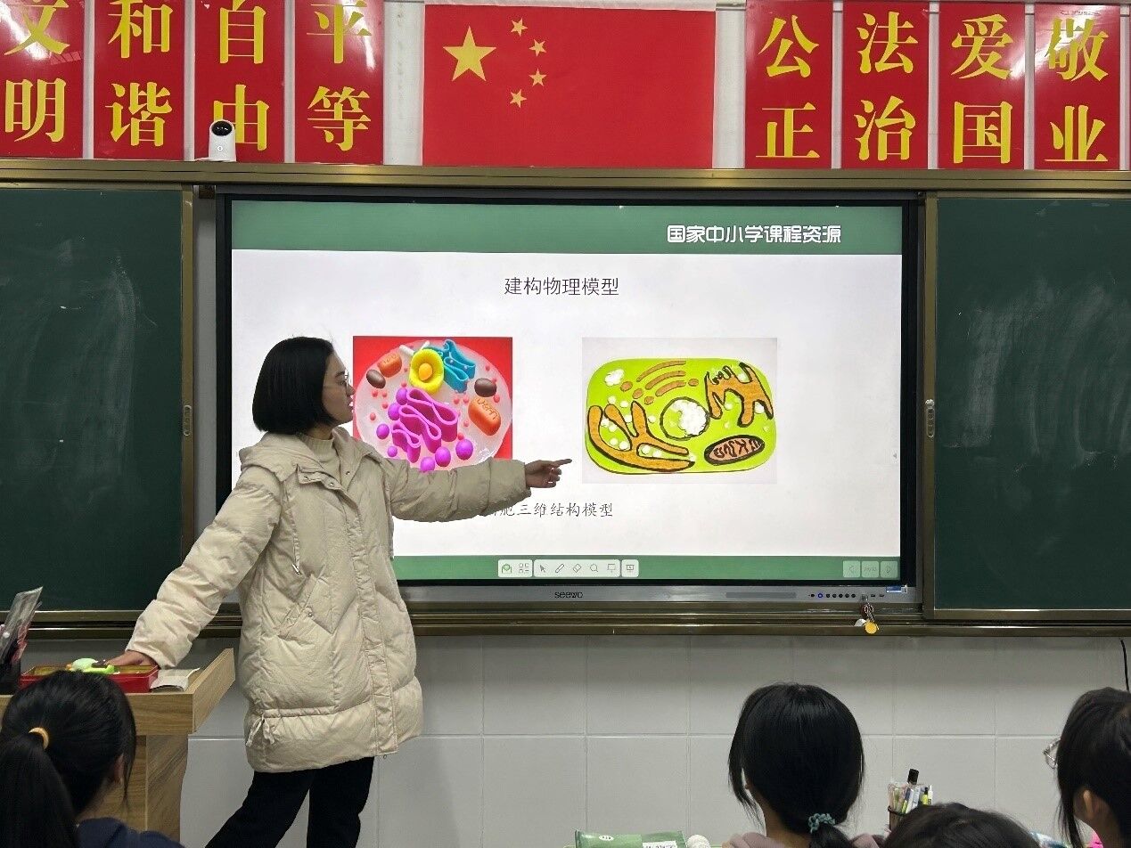 1679893969871540.jpg 张京为同学们讲解生物细胞.jpg
