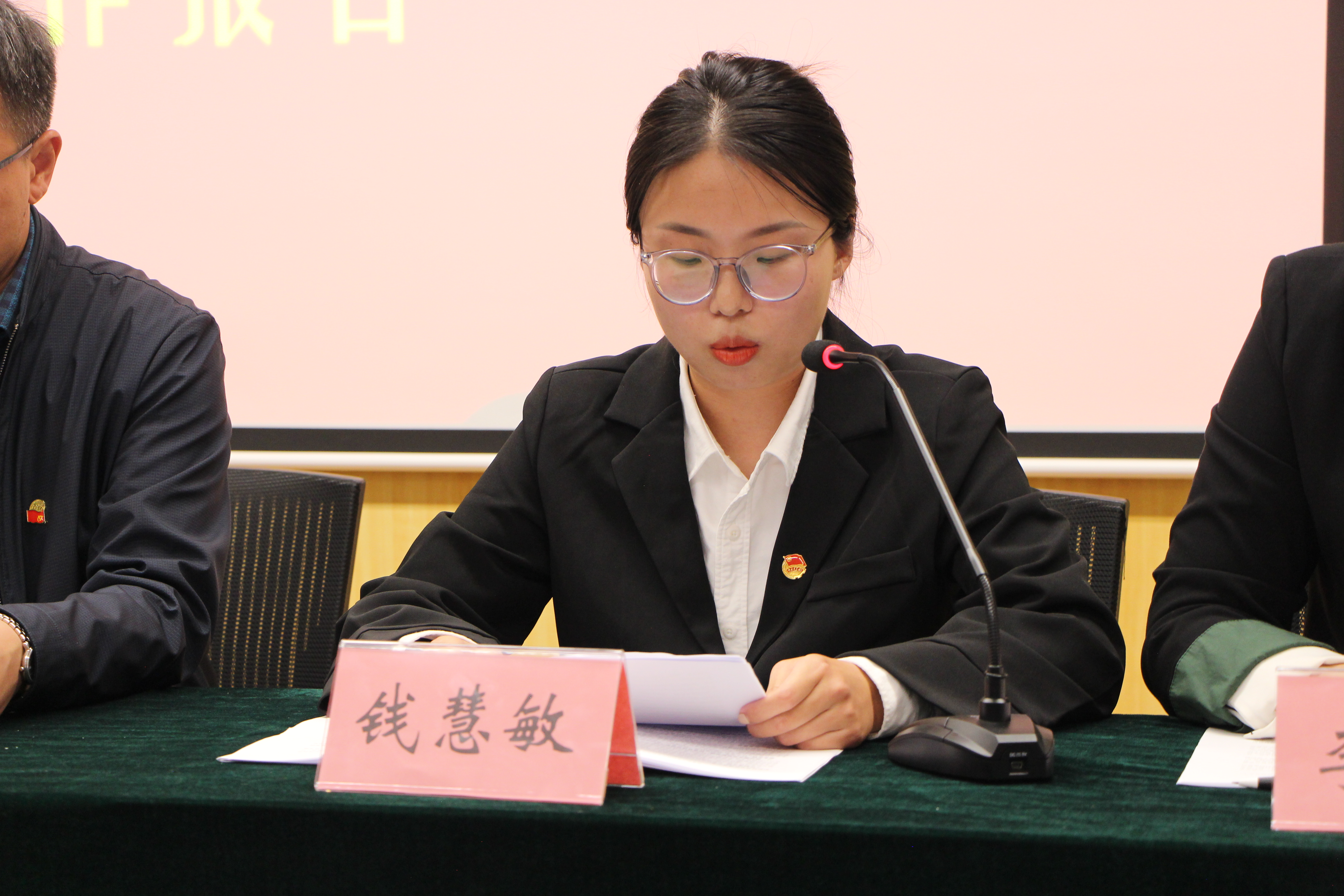 1668184300555630.jpg 图五 钱慧敏同学作研究生会工作报告.JPG