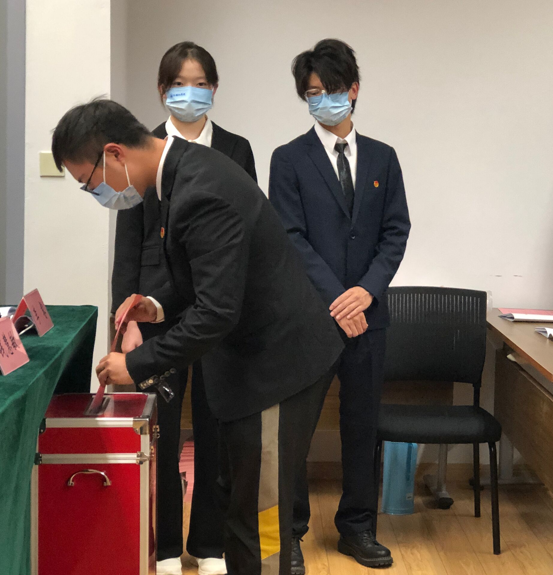 1668184348464847.jpg 图七 参会学生代表递交选票.jpg