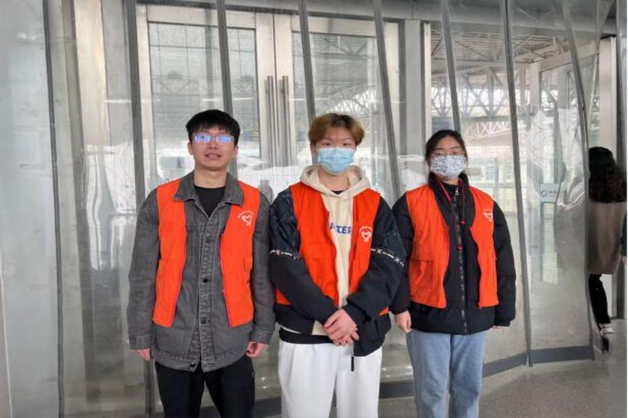 图为必赢bwin官网登录入口自动化学院思源服务社高铁志愿服务二队于镇江站合照 王皓 摄.jpg