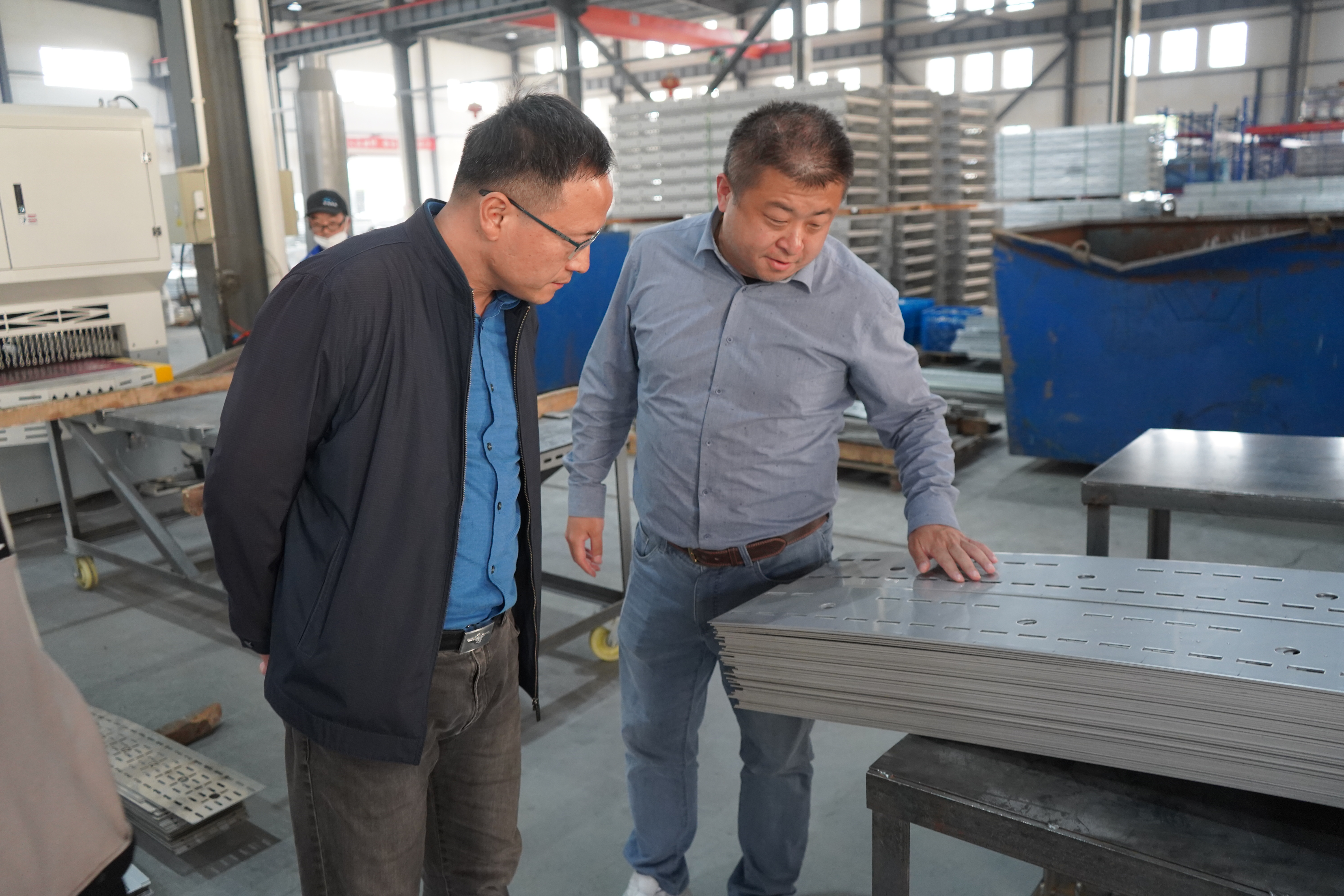 图4 董事长为参观人员介绍产品性能.JPG