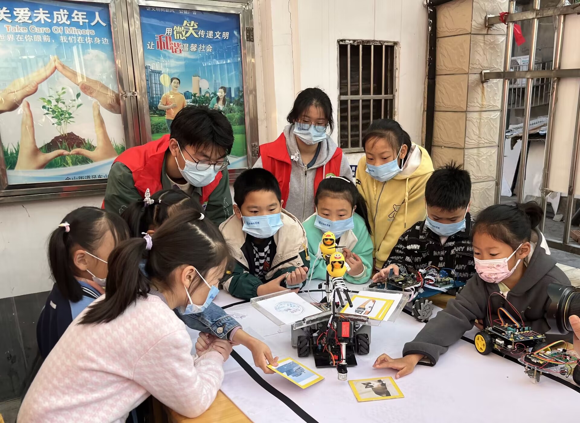 1668221642606316.jpg 图3 志愿者与小朋友们互动.jpg