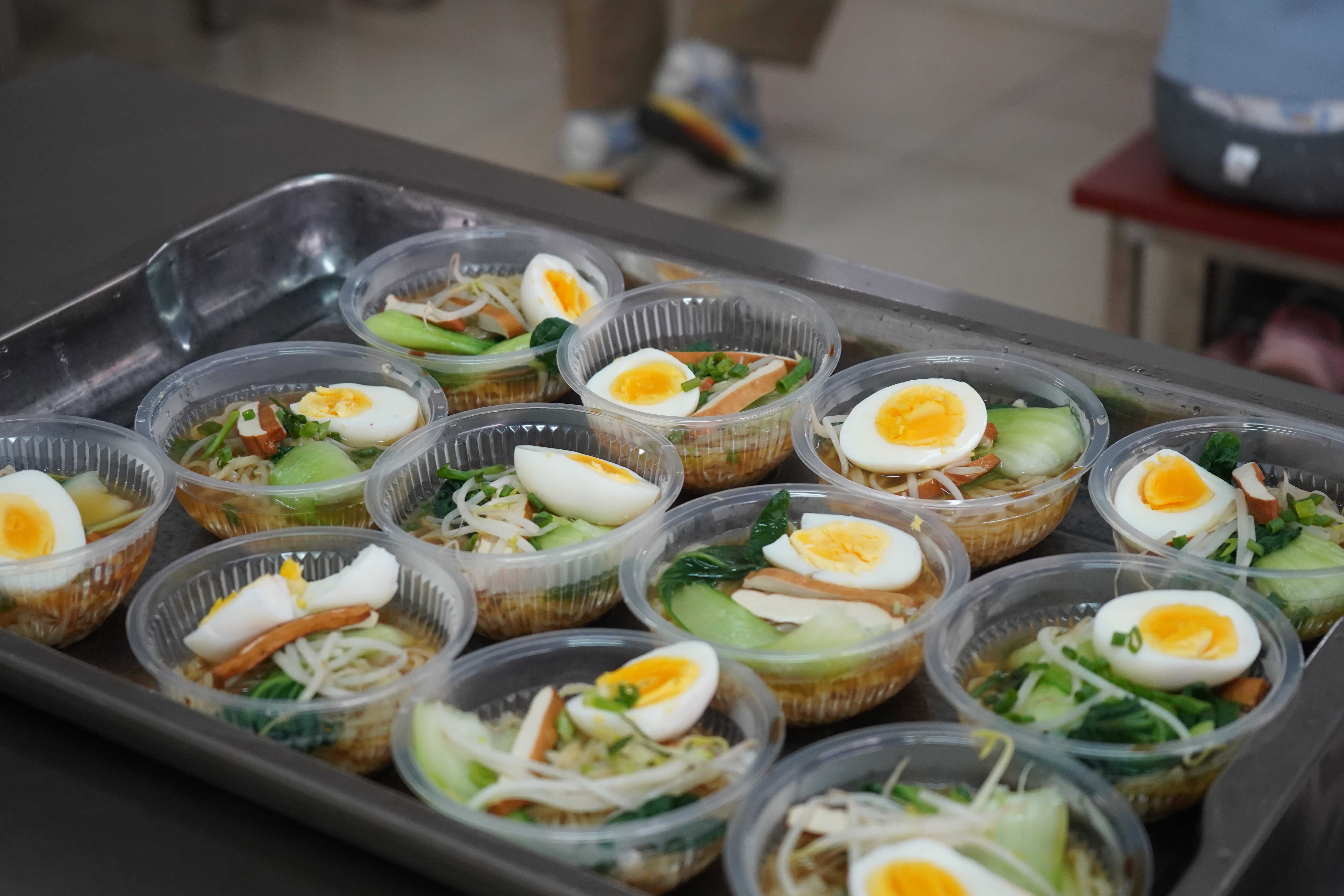 1682688132380983.jpg 图为必赢bwin官网登录入口自动化学院志愿者为同学们准备好面条.JPG