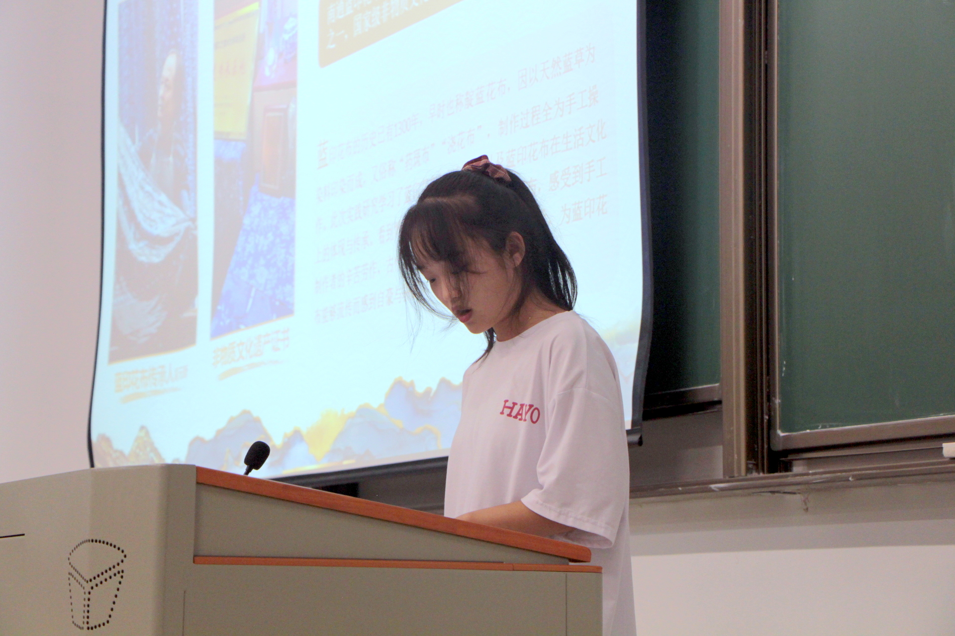 1634029621289391.jpg 图为“青年行传统文化实践团”的胡圆圆同学在进行分享.JPG