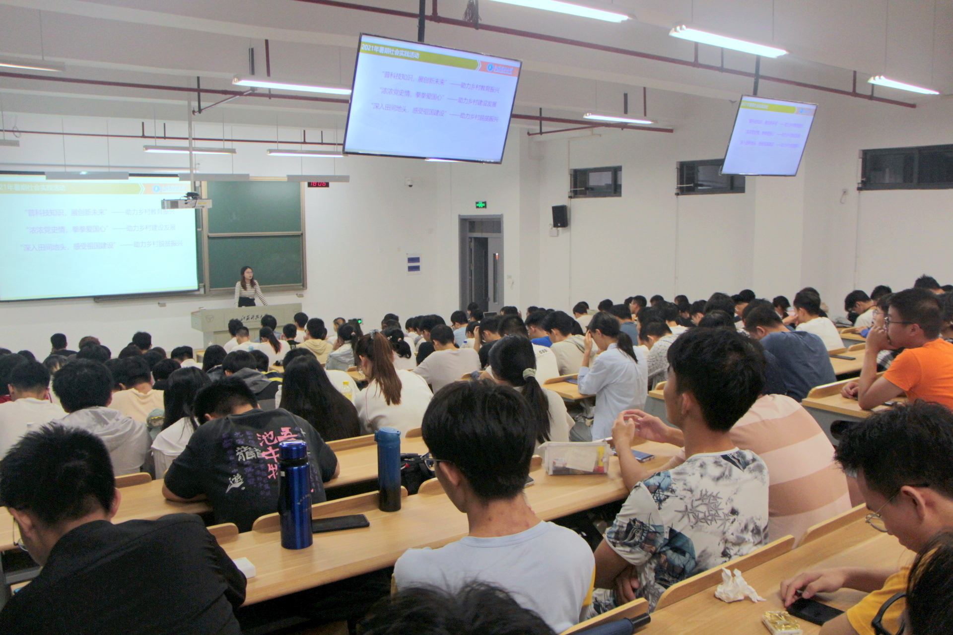 1634029678490169.jpg 图为分享“科技帮扶、乡村振兴”主题实践的敖源、钱惠敏同学2.JPG