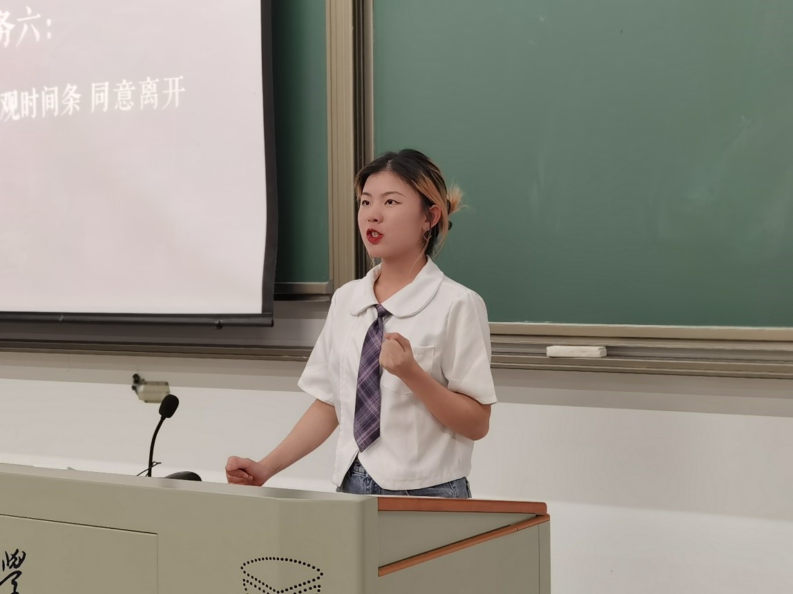 1634029600539645.jpg 图为“JUST IT暑期抗疫志愿团”的杨海怡同学在进行分享2.jpg